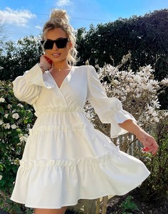Белое ярусное платье мини на запахе с расклешенными рукавами In The Style x Billie Faiers-Белый