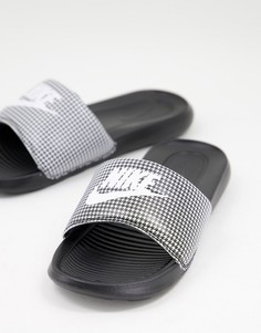 Серые шлепанцы с принтом в клетку Nike Victori-Черный цвет