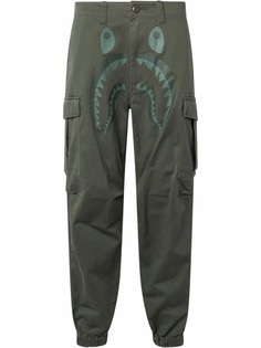 A BATHING APE® брюки карго Shark