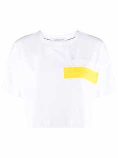 Calvin Klein укороченная футболка с тисненым логотипом