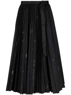 Sacai плиссированная юбка с английской вышивкой