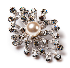 Брошь из бижутерного сплава с искусственным жемчугом Moon Paris MC-1703-033