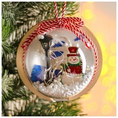 Елочный шар Luazon Lighting с деревянной фигуркой и подсветкой "Снеговик и фонарь", 12*12 см