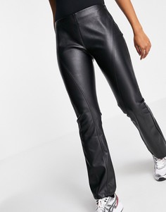 Черные расклешенные брюки из искусственной кожи с заниженной талией и декоративными швами ASOS DESIGN-Черный цвет