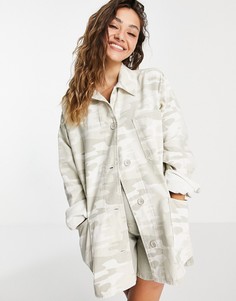 Легкая бежевая куртка с камуфляжным принтом Topshop-Multi