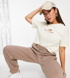 Укороченная футболка кремового цвета с логотипом The North Face – эксклюзивно для ASOS-Белый