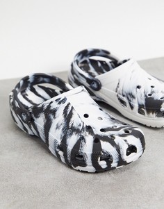 Классические кроксы черно-белого цвета с мраморным принтом Crocs-Многоцветный