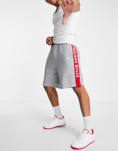 Серые трикотажные шорты с логотипом и полосками по бокам New Era NBA Chicago Bulls-Серый