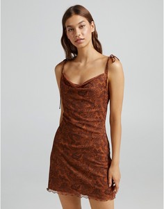 Коричневое сетчатое платье на бретельках со сплошным принтом Bershka-Коричневый цвет