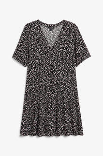 Приталенное платье с широкой юбкой в стиле ретро Monki