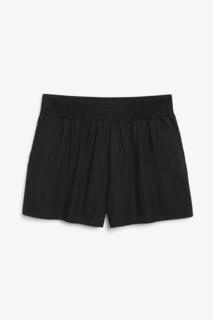 Легкие шорты Monki