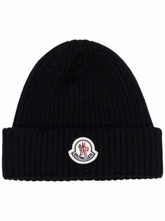 Moncler шапка в рубчик с нашивкой-логотипом