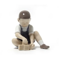 Фарфоровая фигура "Мальчик играет с кубиками". Bing & Grondahl