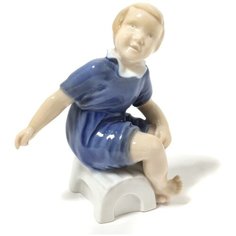 Фарфоровая фигура "Девочка встаёт со скамейки". Bing & Grondahl