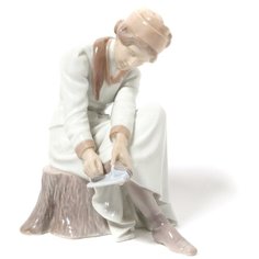 Фарфоровая фигура "Фигурное катание" Дама одевает коньки". Bing & Grondahl