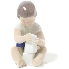 Фарфоровая фигура "Девочка играет с кубиками". Bing & Grondahl