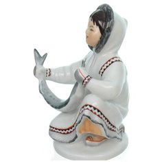 Скульптура. Императорский фарфоровый завод. Якутка с севрюгой. 13,8 см.