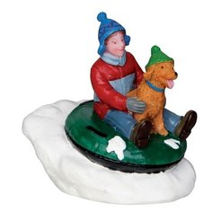 Сувенир фигурка С другом на тюбинге Lemax