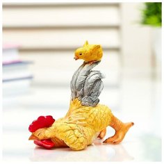 Сувенир полистоун миниатюра "Петя-петушок играет с цыплёнком" 8х6х9,5 см 4811179 Сима ленд
