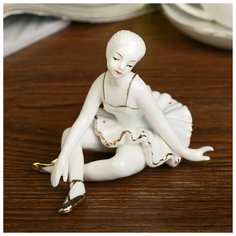Сувенир керамика "Балерина после репетиции" белая с золотом 10х13х10,5 см 4022113 Сима ленд