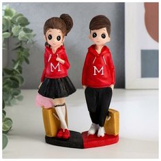 Сувенир полистоун "Подростки в красных толстовках" набор 2 шт 16,5х5,3х7,4 см 5177668 Сима ленд