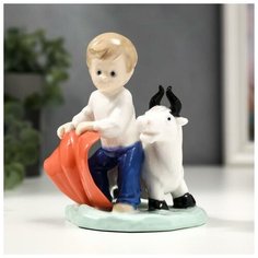 Сувенир керамика "Малыш и бык - коррида" цветной, 8.5x9.5x11.5 см 4811133 Сима ленд