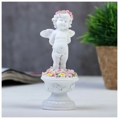 Сувенир полистоун "Белоснежный ангел в розовом веночке в клумбе с розами" 13х5,2х5,2 см 4280768 Сима ленд