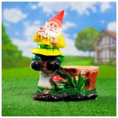 Фигурное кашпо "Гном на мухоморах" 628367 Хорошие сувениры