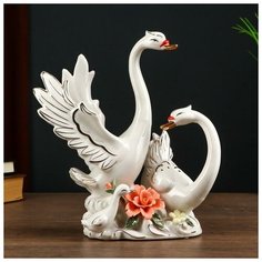 Сувенир керамика "Семейство белоснежных лебедей на лугу с цветами" 25,8х20,5х8,7 см 4822384 Сима ленд