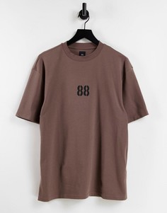Коричневая футболка с принтом в университетском стиле River Island-Коричневый цвет