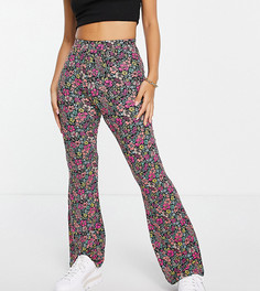 Расклешенные брюки с цветочным принтом на темном фоне ASOS DESIGN Petite-Разноцветный