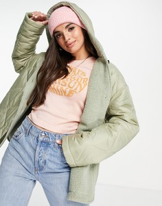 Стеганая куртка цвета хаки с капюшоном и подкладкой из искуственного меха ASOS DESIGN-Зеленый цвет