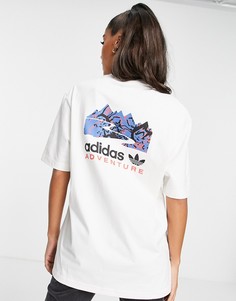 Серовато-белая футболка бойфренда с принтом на спине adidas Originals Adventure-Белый