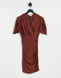 Платье миди шоколадного цвета с запахом и сборками на рукавах Closet London-Коричневый цвет