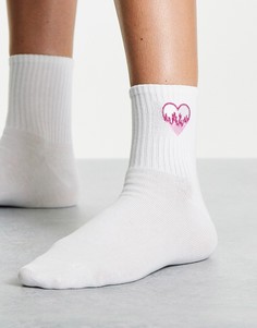 Белые носки с принтом сердца с пламенем из органического хлопка Monki Lotta-Белый