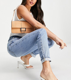 Светло-голубые джинсы в винтажном стиле с рваными коленями River Island Tall Carrie-Голубой
