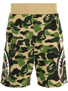 A BATHING APE® спортивные шорты с камуфляжным принтом и логотипом