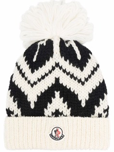 Moncler шапка с нашивкой-логотипом