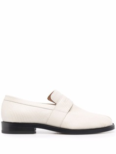 Maison Margiela лоферы Tabi с тиснением