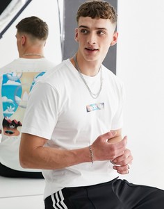 Белая футболка с логотипом в прямоугольнике на тему лета adidas Originals-Белый