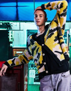 Вязаный кардиган из плюшевой пряжи со звериным узором ASOS DESIGN-Желтый