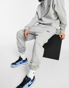 Серые джоггеры в стиле casual с манжетами и логотипами разных цветов Nike Essential fleece+-Серый
