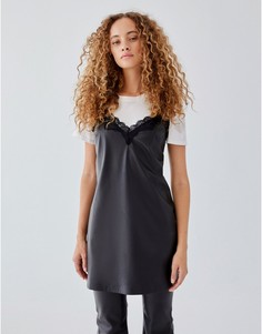 Черное платье-комбинация из искусственной кожи с кружевной отделкой Bershka-Черный цвет