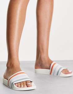 Белые шлепанцы из махровой ткани с тремя цветными полосками adidas Originals Adilette-Белый