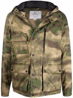 Woolrich пуховик с капюшоном и камуфляжным принтом