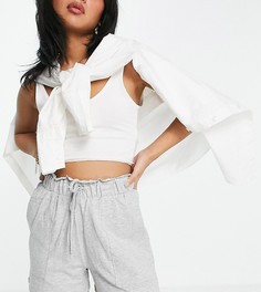 Светло-серые шорты с присборенной талией Pieces Petite-Серый