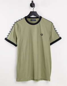 Шалфейно-зеленая футболка с фирменной лентой Fred Perry-Зеленый цвет