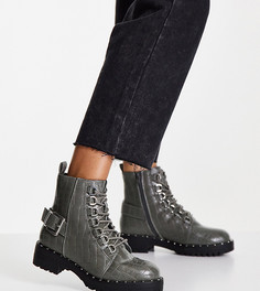 Серые походные ботинки с эффектом крокодиловой кожи на шнуровке для широкой стопы ASOS DESIGN Aura-Серый