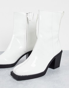 Белые лакированные ботинки челси на каблуке с контрастной черной подошвой ASOS DESIGN-Белый