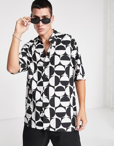 Черно-белая oversized-рубашка с геометрическим принтом Bershka-Белый